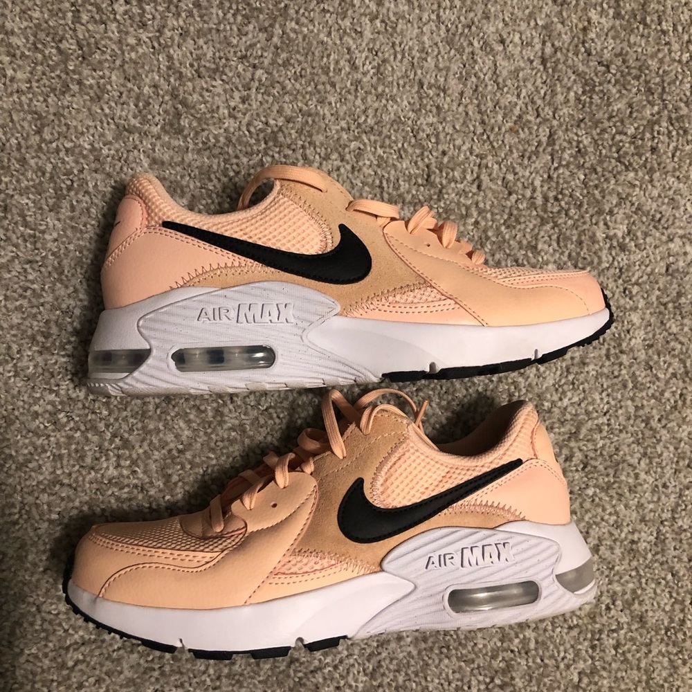 Nike air max size 7.5. Peach color with black Nike. In great condition
